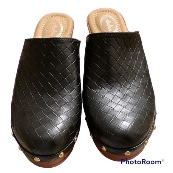 ✨ NWOT✨ATALINA FAUX LEATHER WOVEN PATTERN STUDDED HEELED CLOGS✨ - Picture 4 of 9